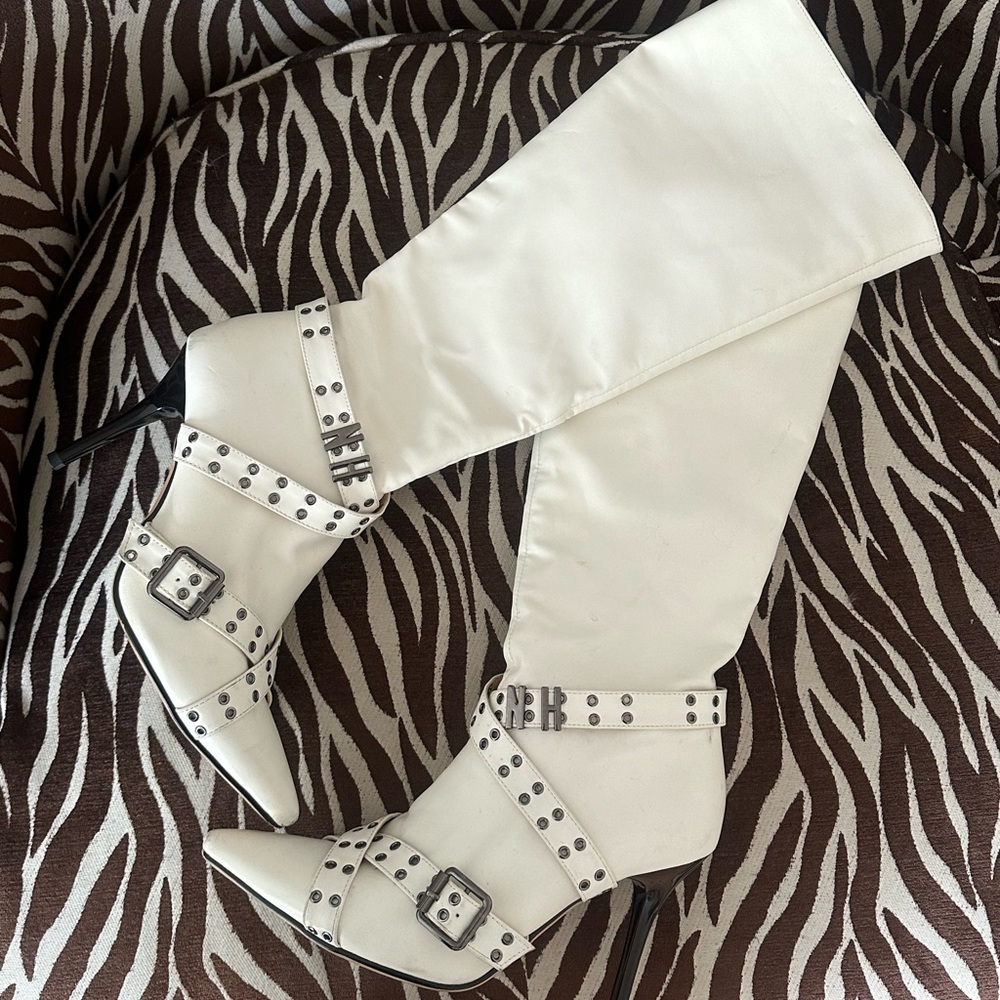 Niihai White boots with studded buckles